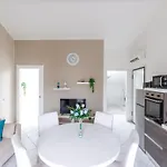 Elly's Parcheggio Privato דירה