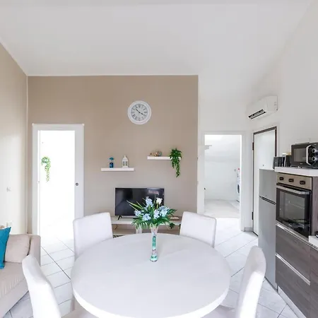 Elly's Parcheggio Privato Apartamento