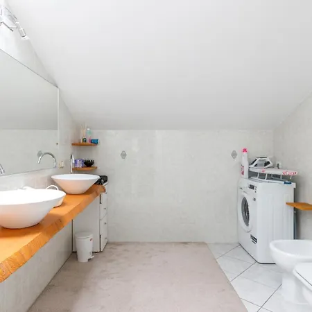 Elly's Parcheggio Privato